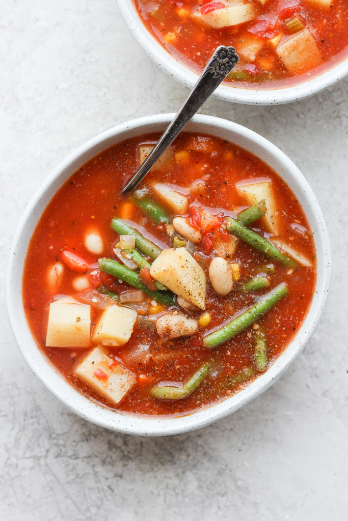 Dos cuencos de sopa de verduras. 