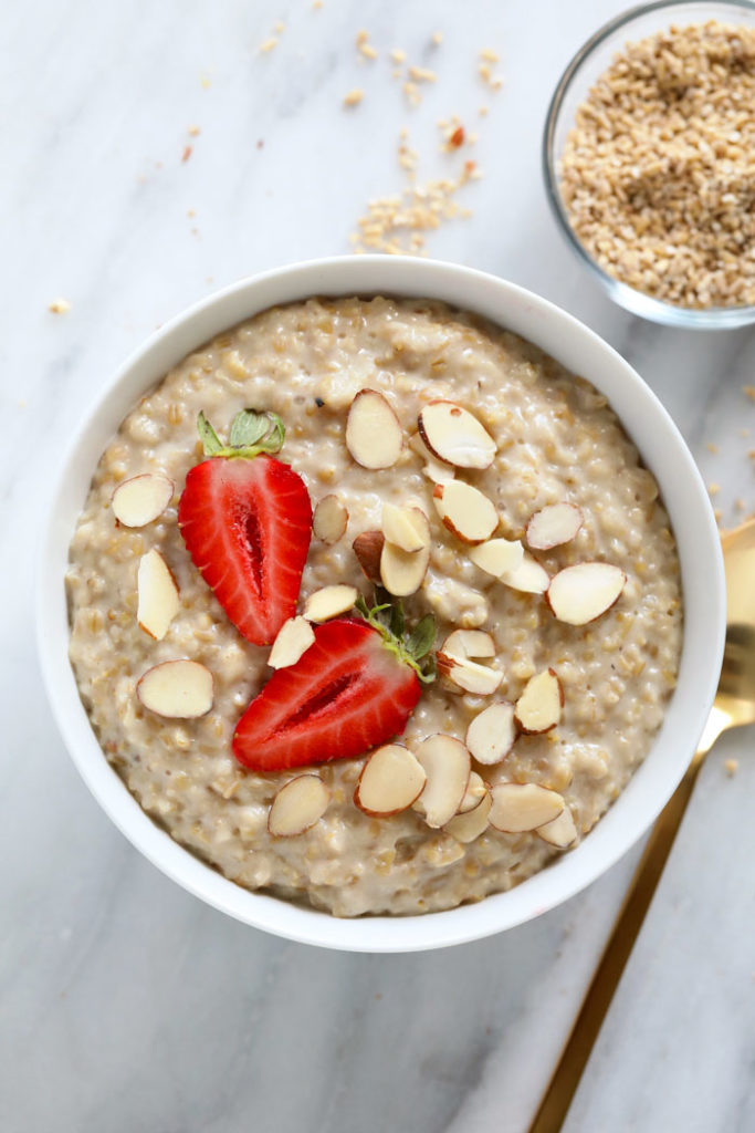 Avena cortada de acero en un bol