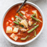 Un plato de sopa de verduras.