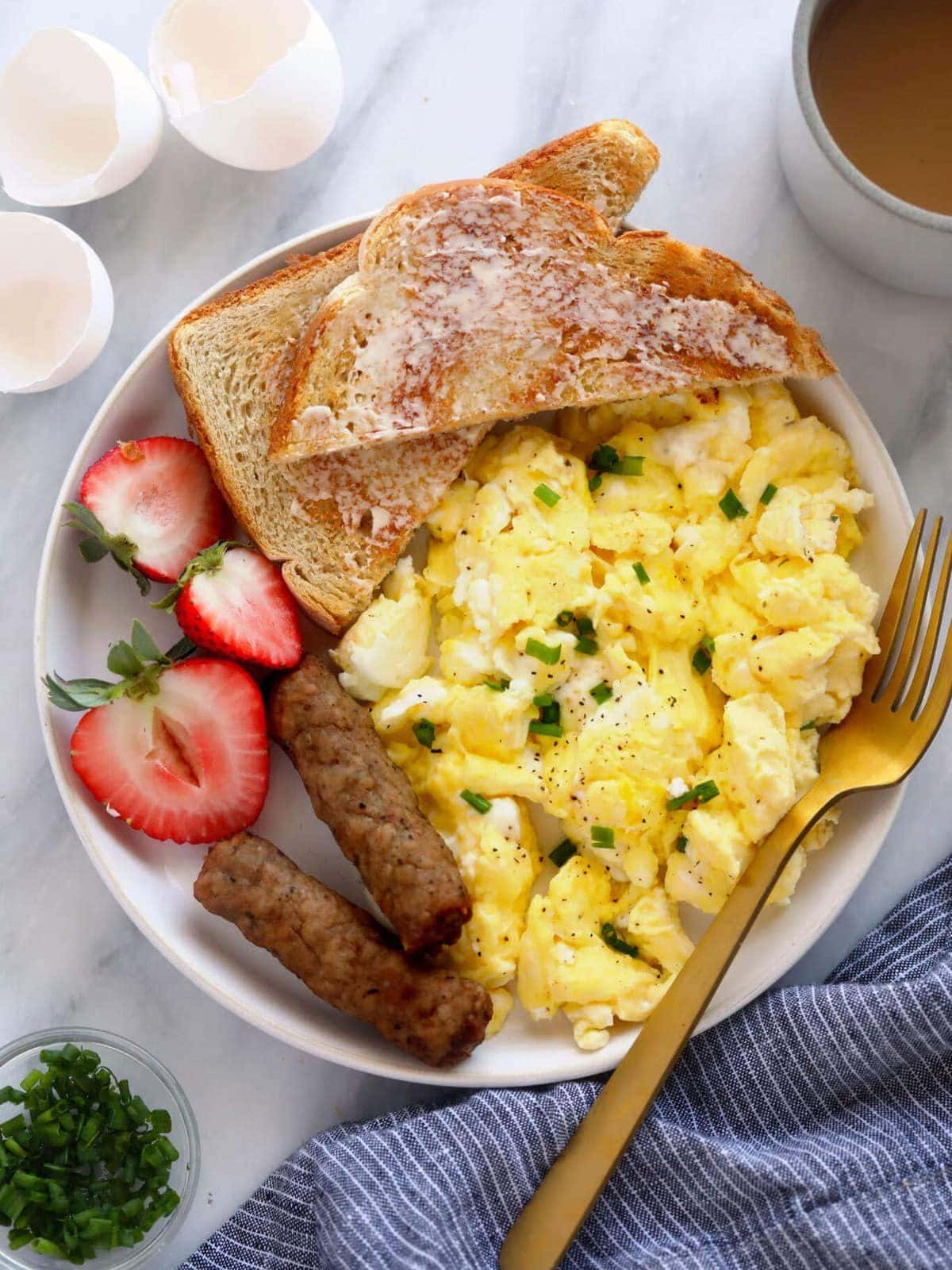 easy-scrambled-eggs-fit-foodie-finds