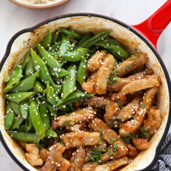 a skillet with chicken and green beans.