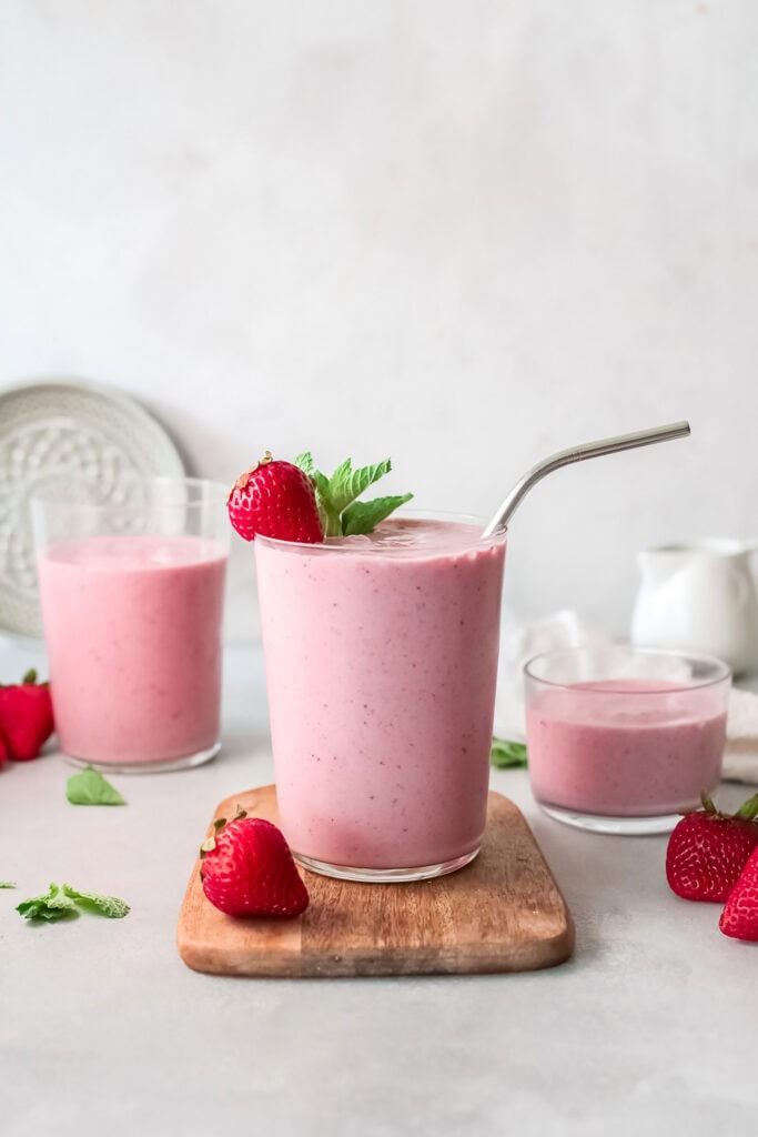 Strawberry Banana Smoothie (Frozen Fruit Smoothie) - Fit Foodie Finds