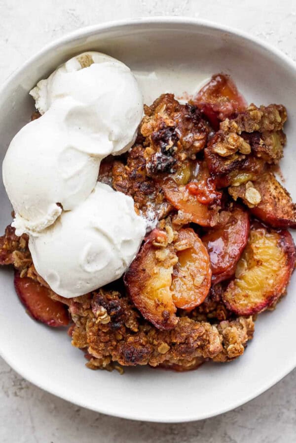 peach crisp in bowl