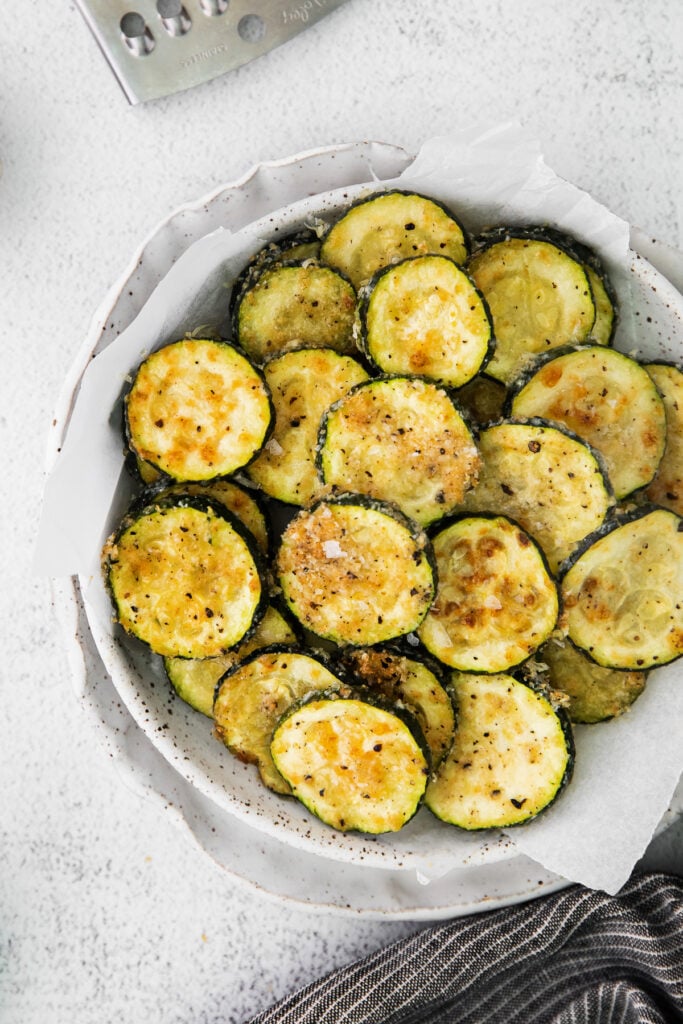 air fryer zucchini in a bowl looking crispy and delicious.