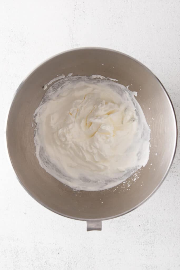 A bowl of whipped cream in a bowl. 