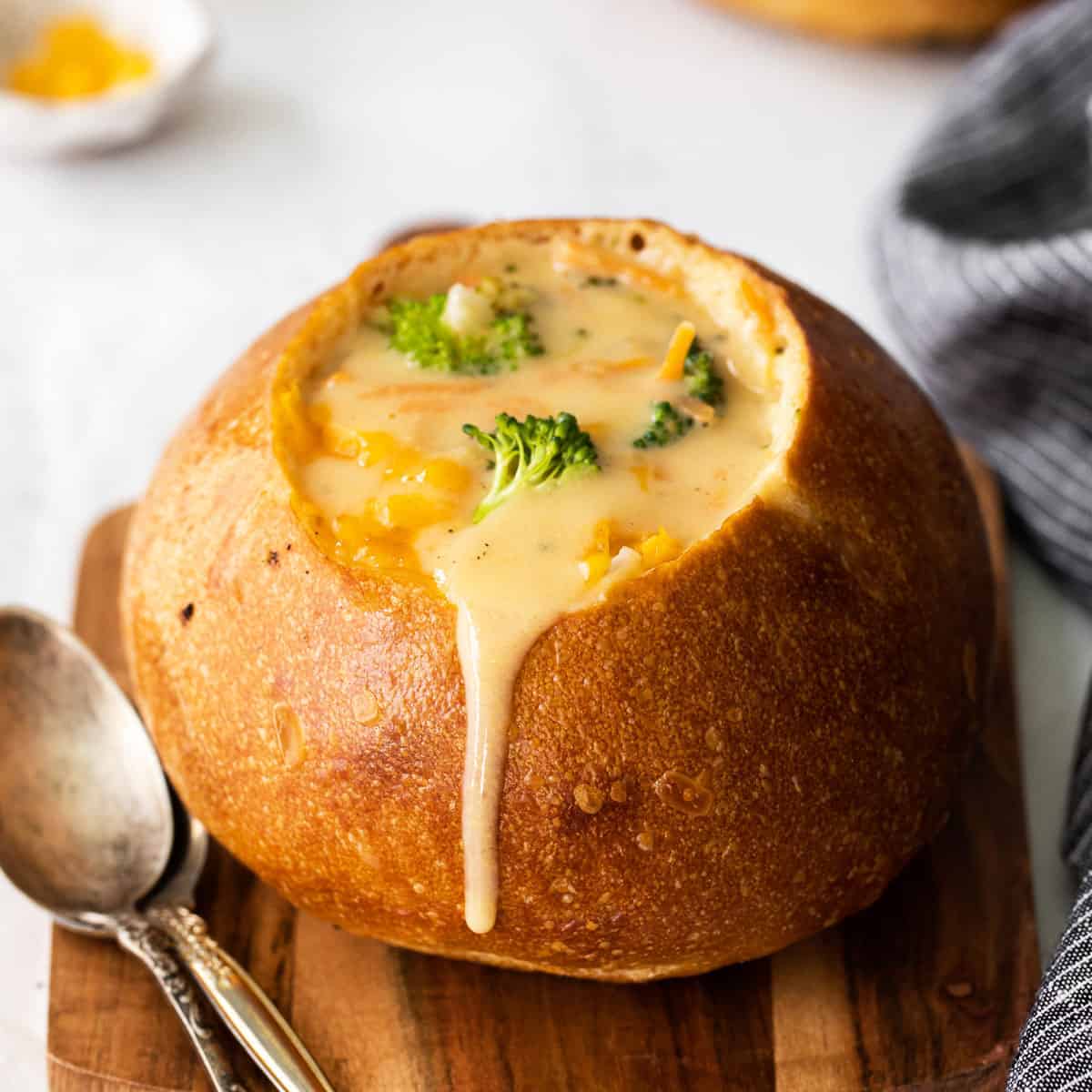 Cheesy Broccoli Soup in a Bread Bowl Recipe: How to Make It