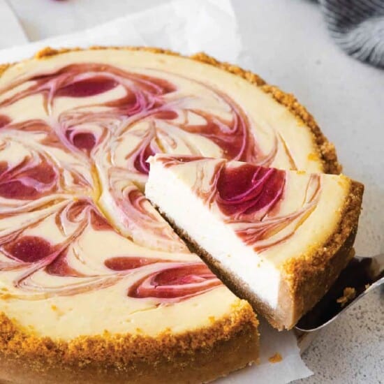 healthy cheesecake with raspberry sauce