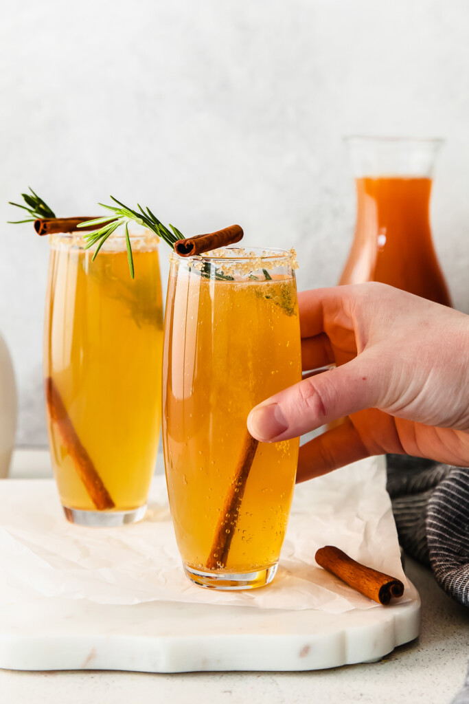 Apple Cider Mimosa - Easy & delicious Thanksgiving coctail