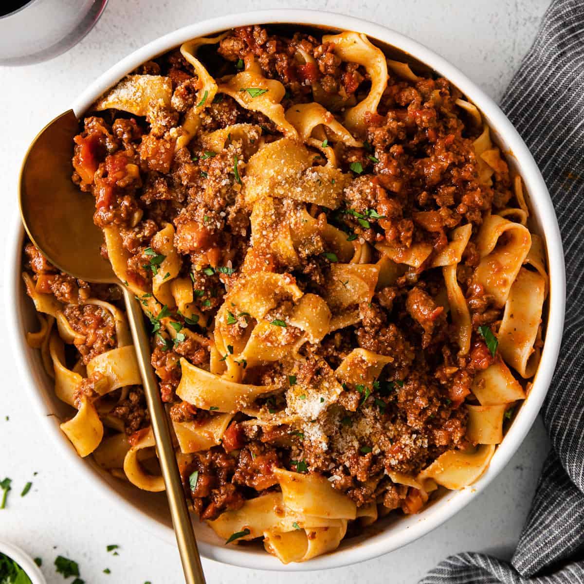 https://fitfoodiefinds.com/wp-content/uploads/2022/01/Slow-Cooker-Bolognese-06-1.jpg