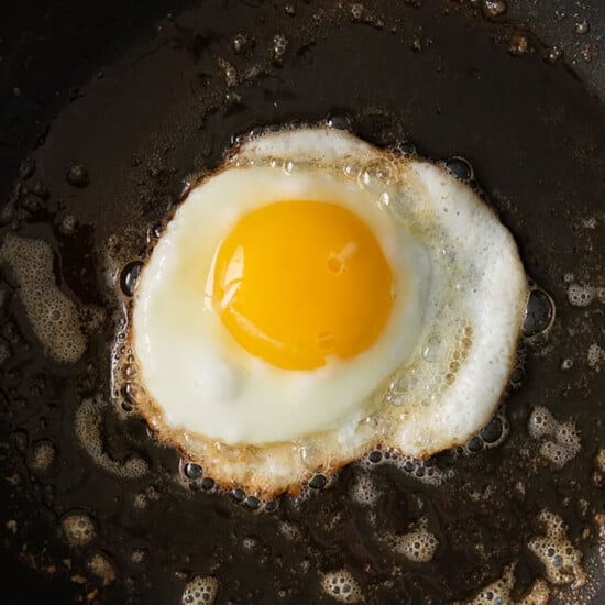 Et egg blir stekt i en stekepanne.