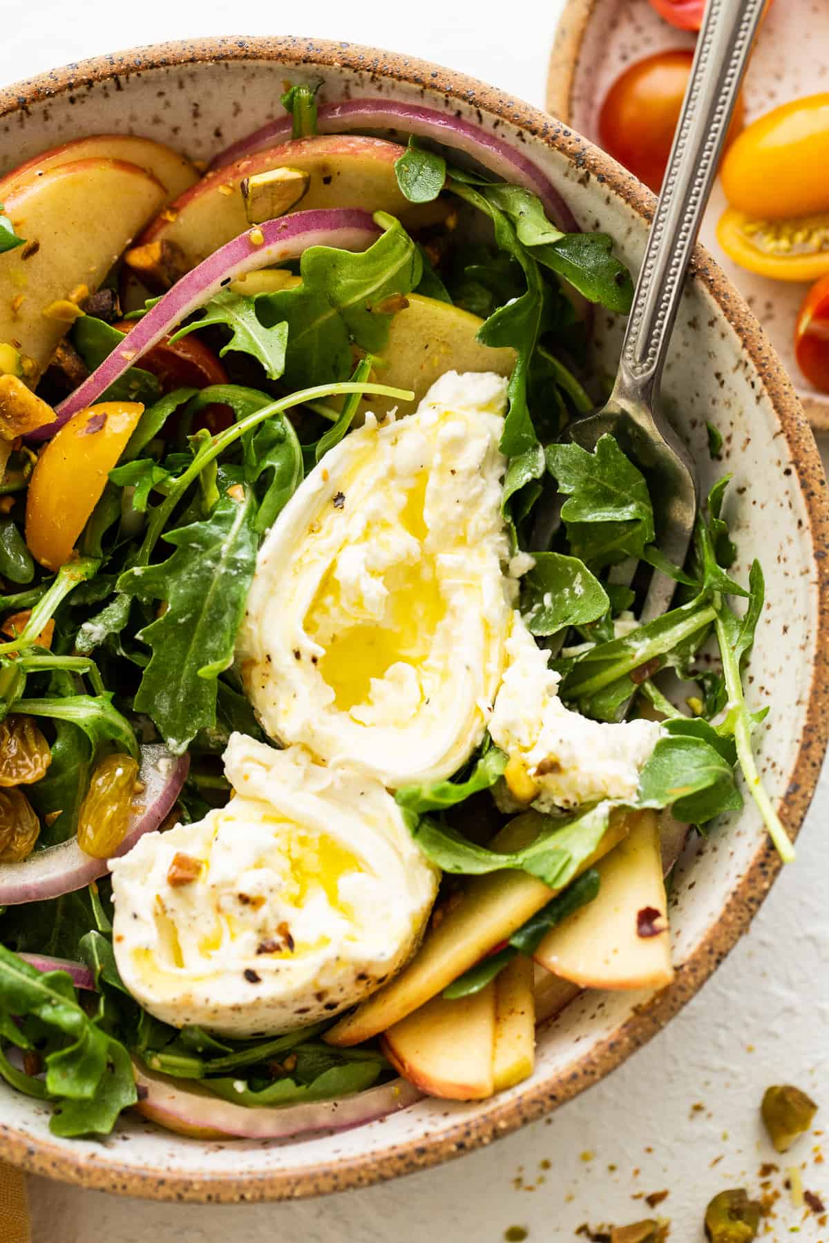 Burrata sallad i en skål. 