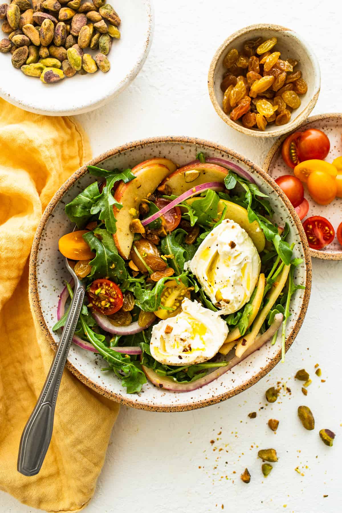 Burrata sallad i en skål.