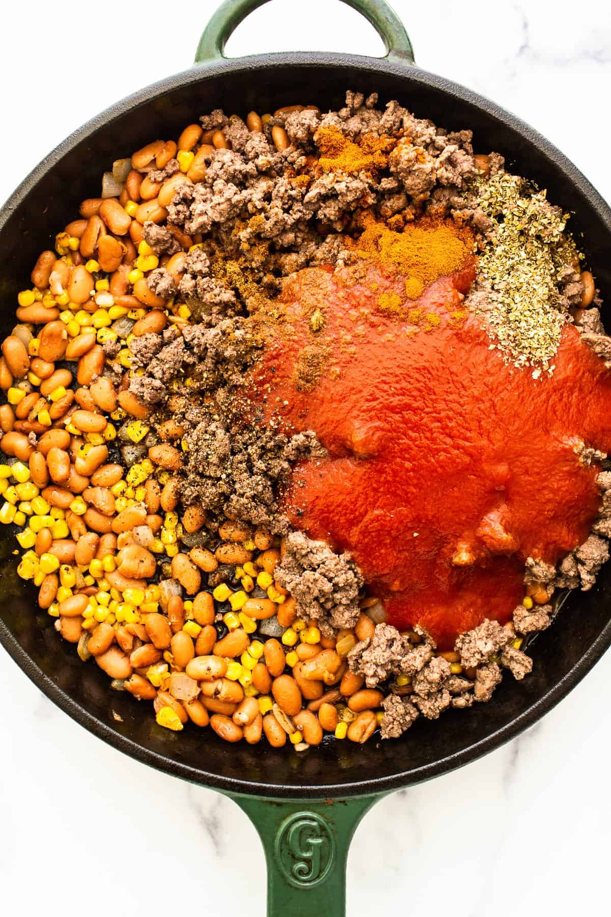 Υλικά για γέμιση γεμιστή πιπεριά σε μαντεμένιο τηγάνι.