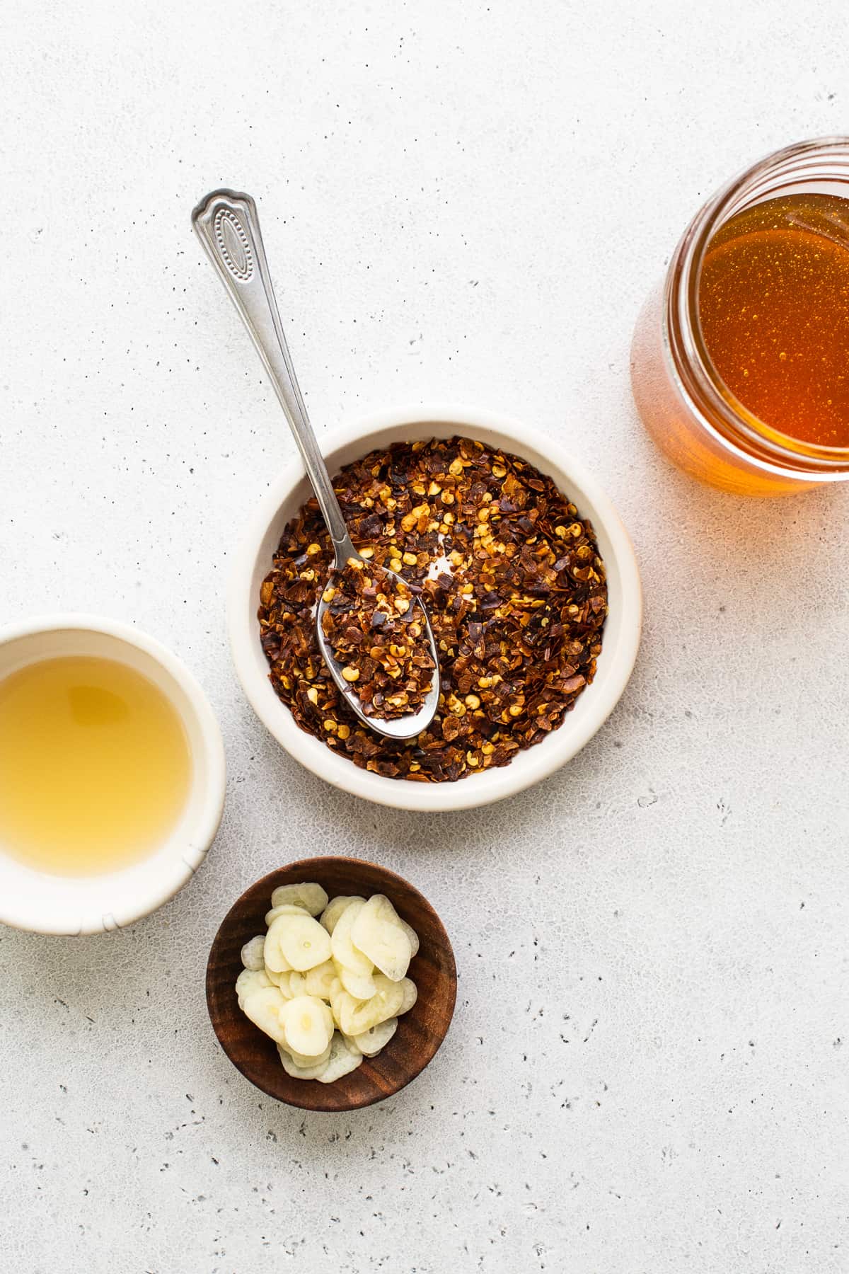 Ingredients for hot honey in bowls.