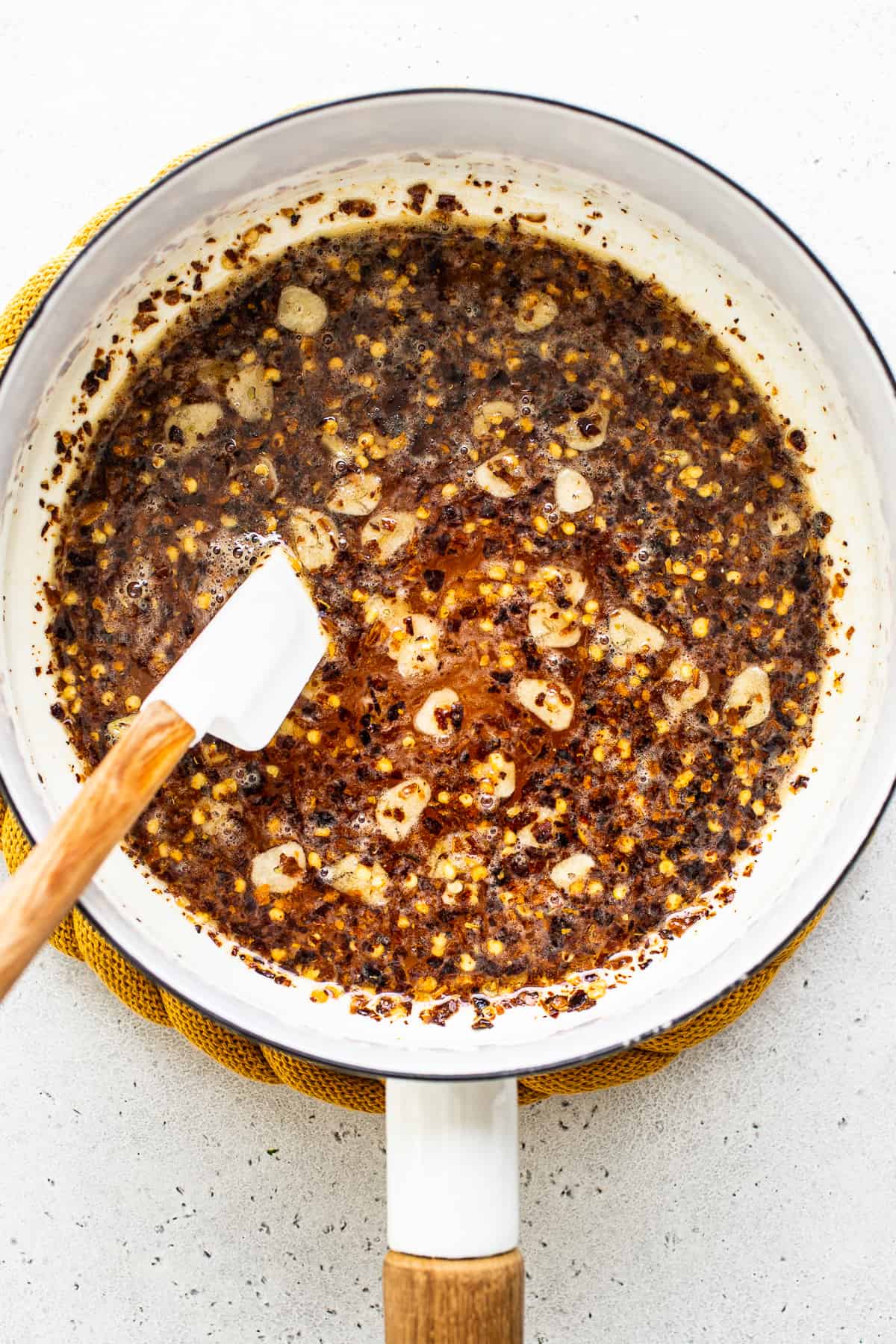 Miel chaud dans la casserole.