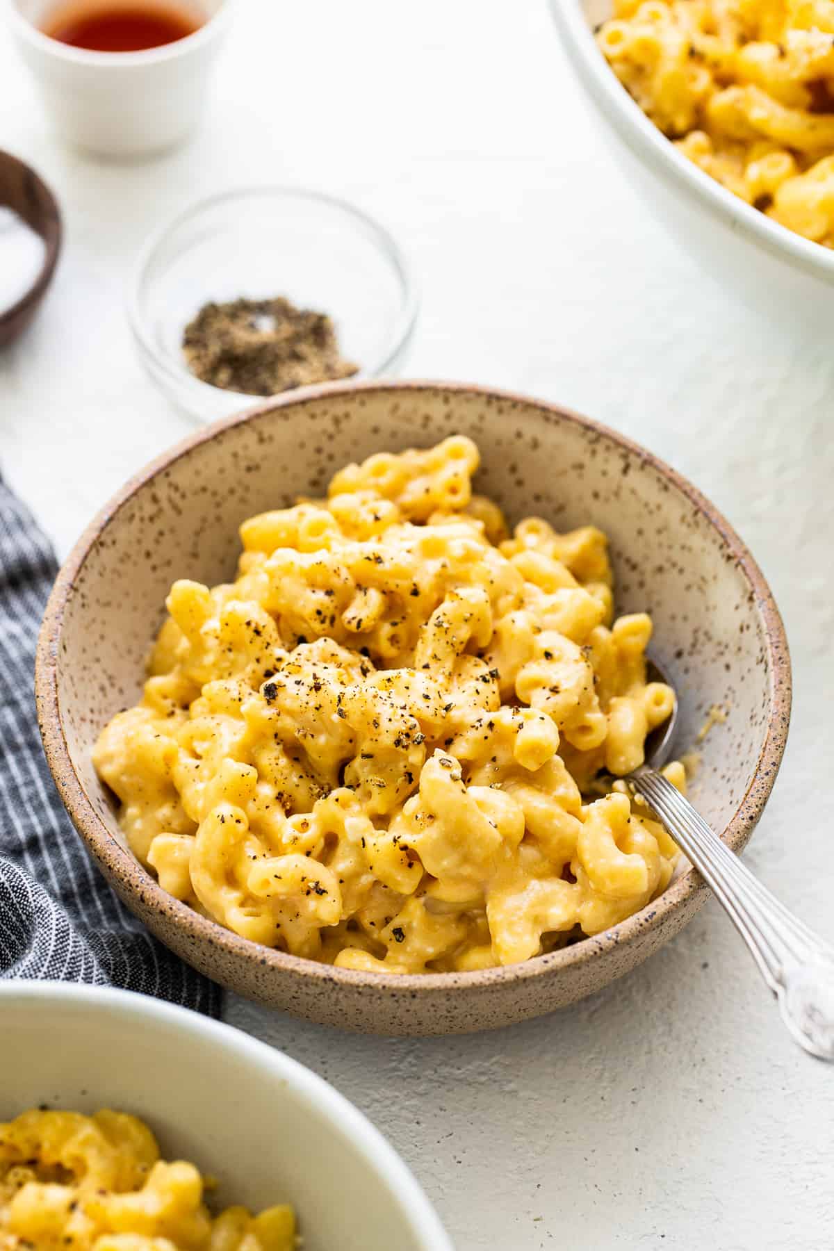 mac and cheese with cracked pepper in bowl.