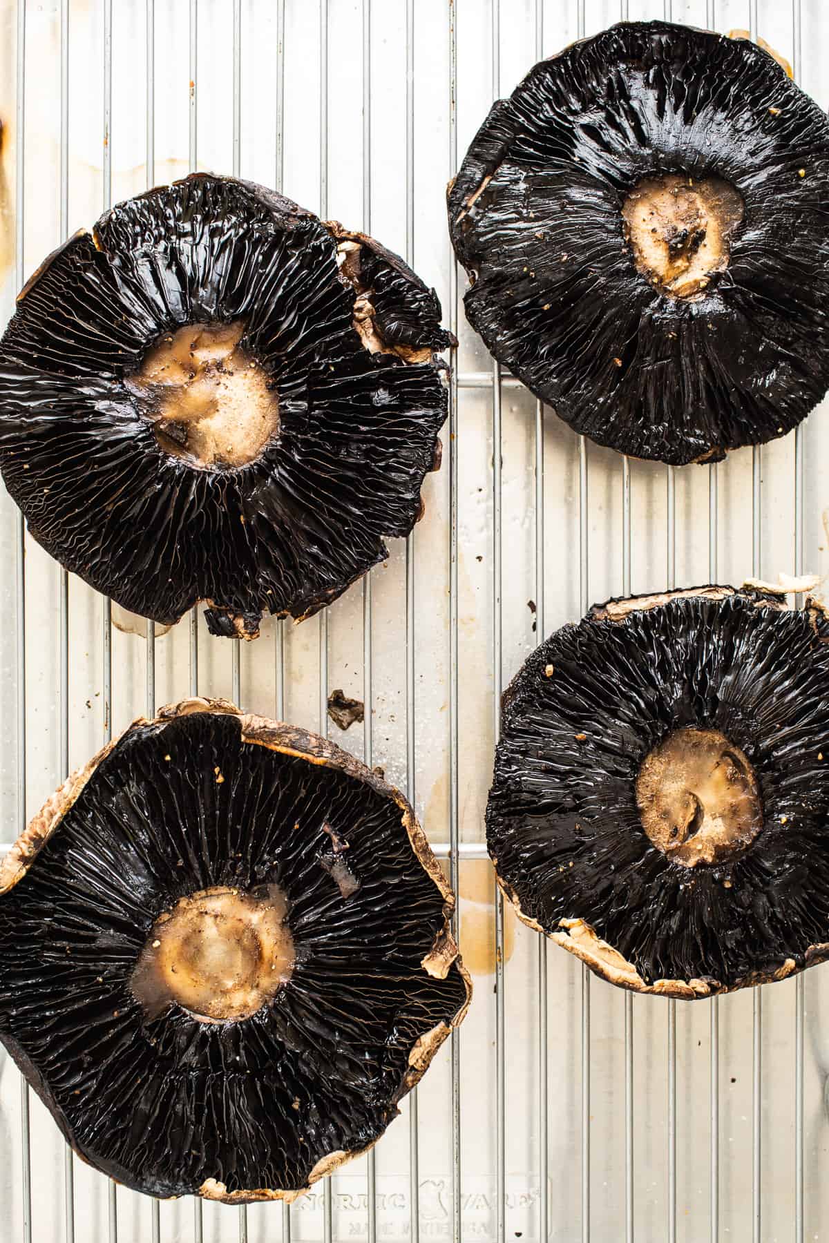 Funghi Portobello su una teglia.