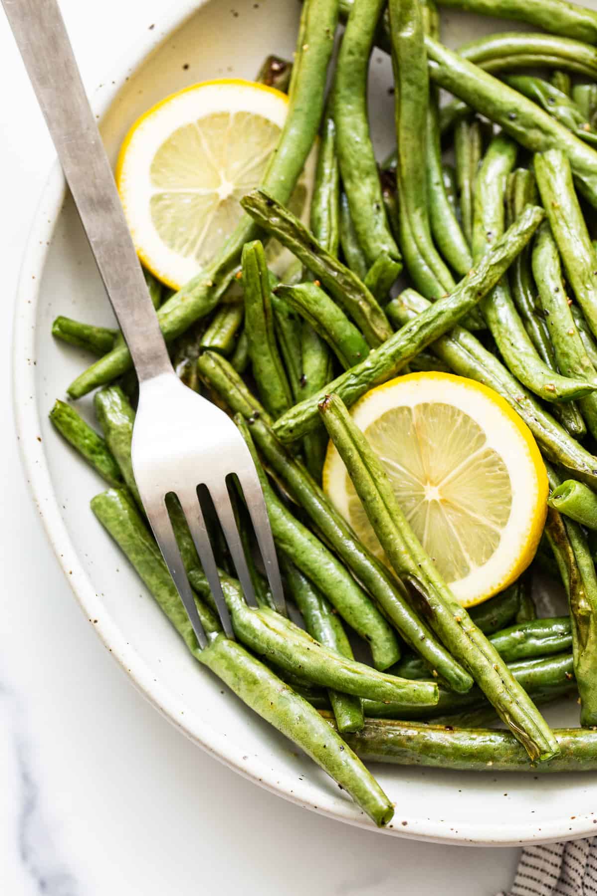 Green beans in a serving dish. 