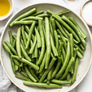 Trimmed green beans in a bowl.