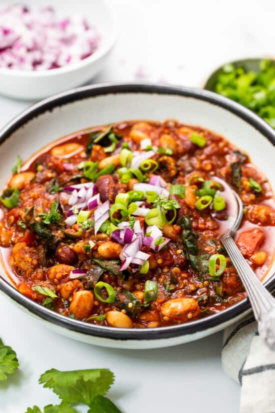 Quinoa Chili (w/ Roasted Red Peppers) - Fit Foodie Finds