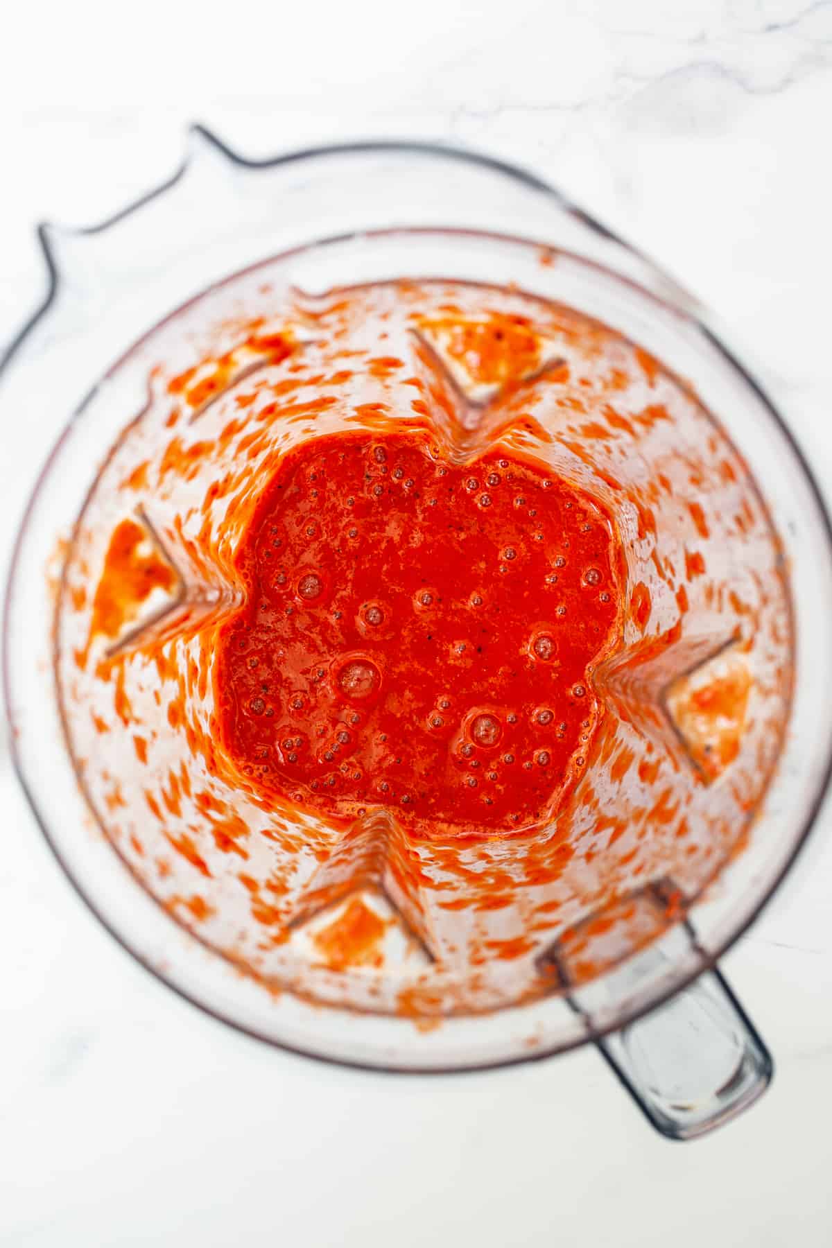 peperoni rossi arrostiti frullati nel mixer.