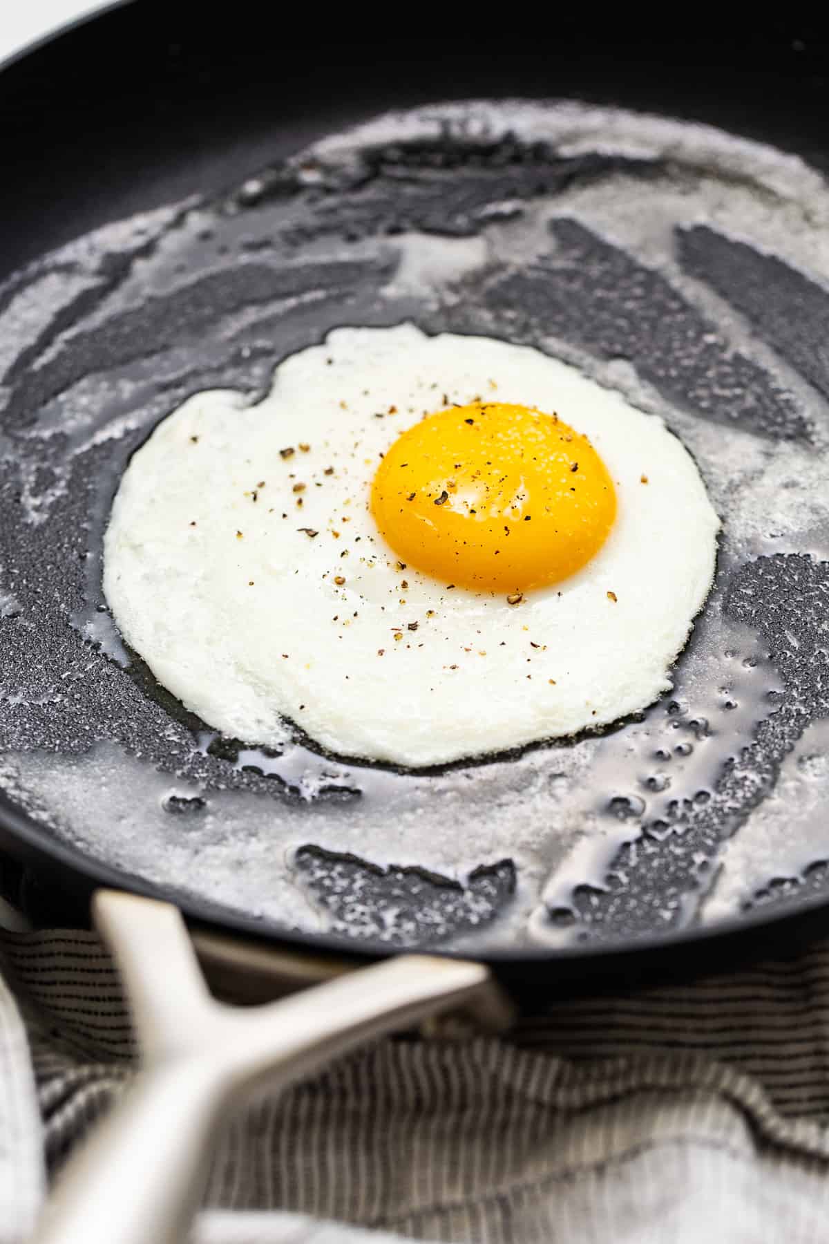 Perfect Sunny Side Up Eggs Recipe - Num's the Word