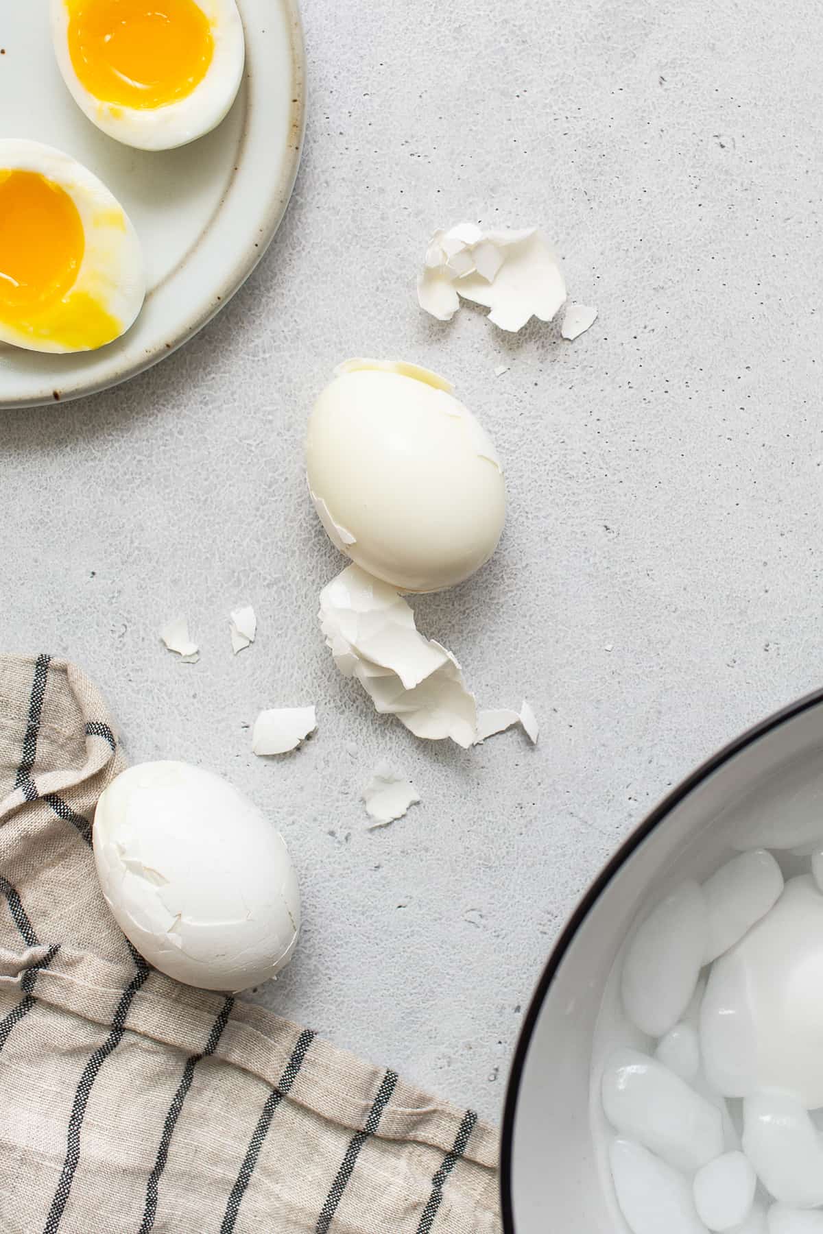 تخم مرغ آب پز نرم پوست گرفته.