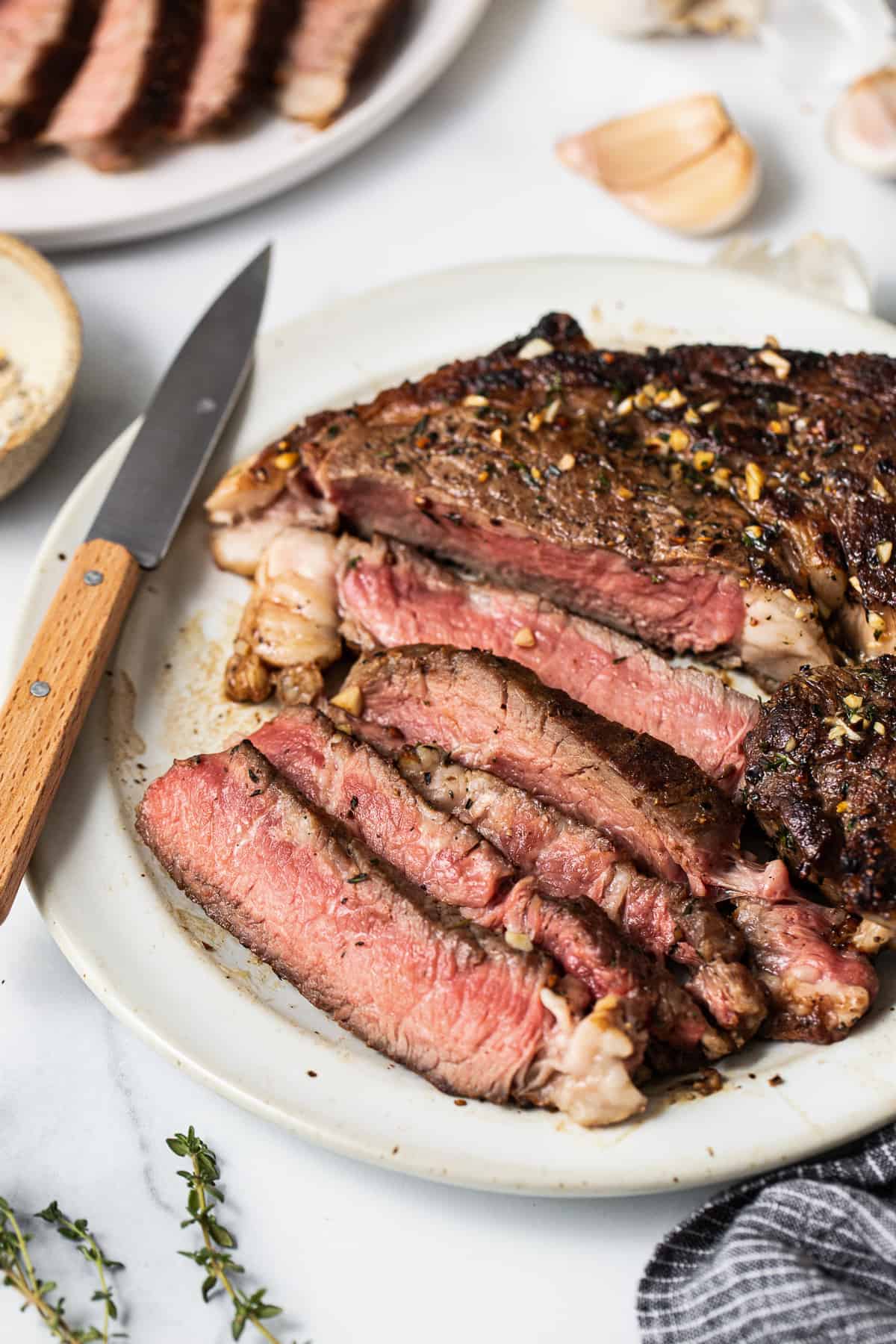 https://fitfoodiefinds.com/wp-content/uploads/2022/11/Cast-Iron-Steaks-03.jpg