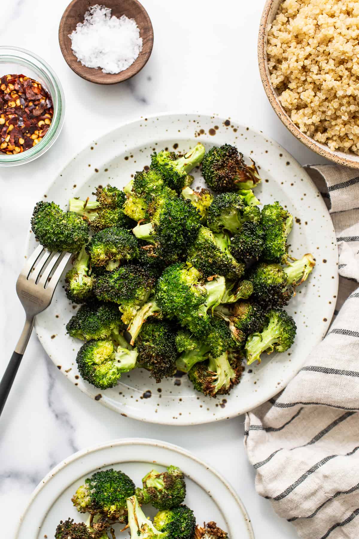 Air fryer broccoli på en tallrik.