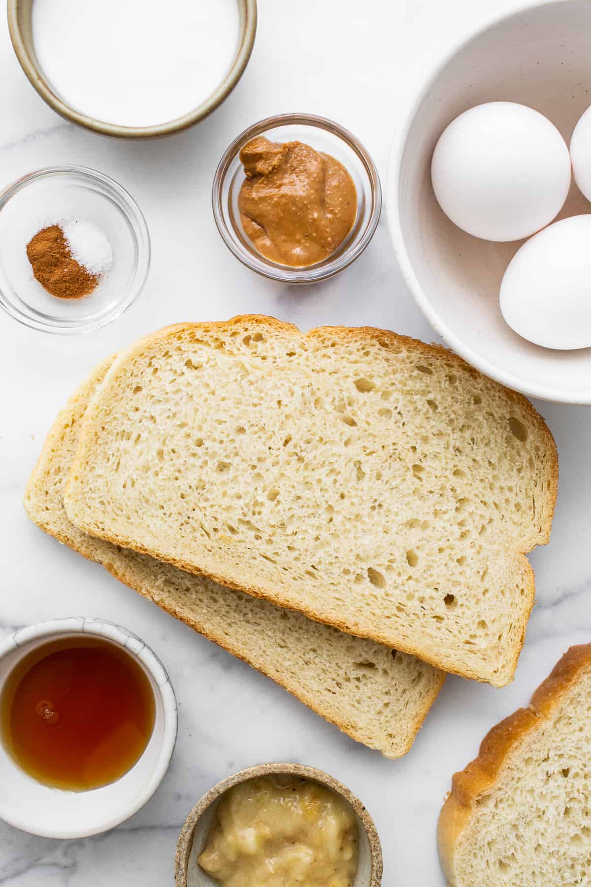 Ingredienser för air fryer chunky monkey french toast.