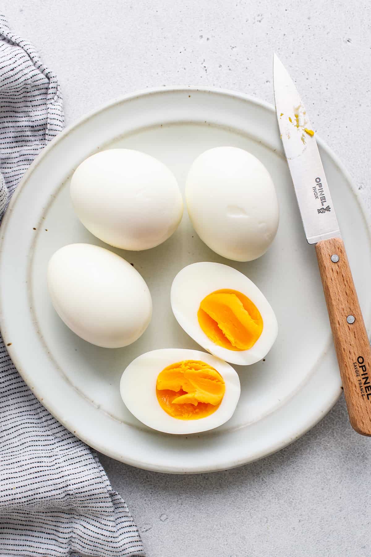 Hart gekochte Eier auf einem Teller.