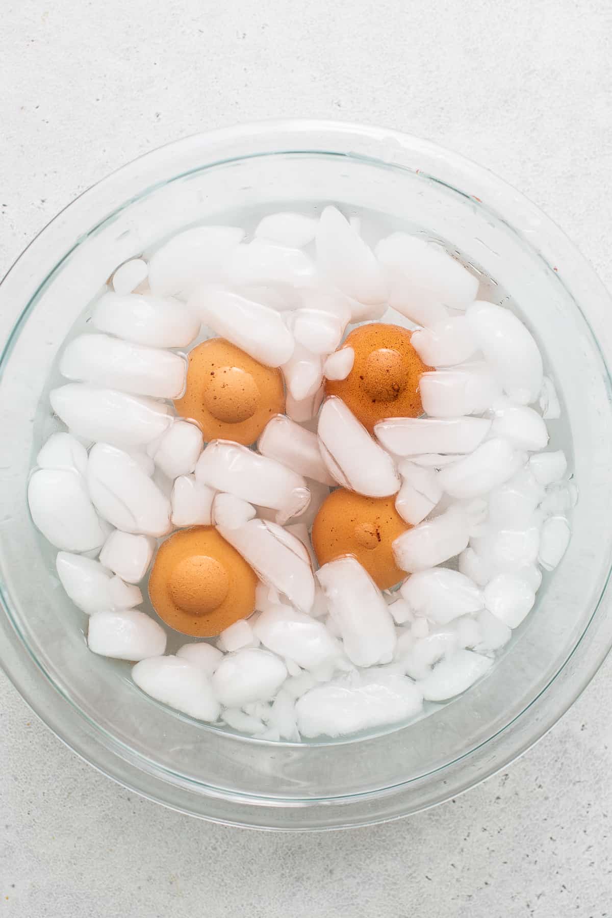 Hart gekochte Eier in einer Schüssel mit Eiswasser.