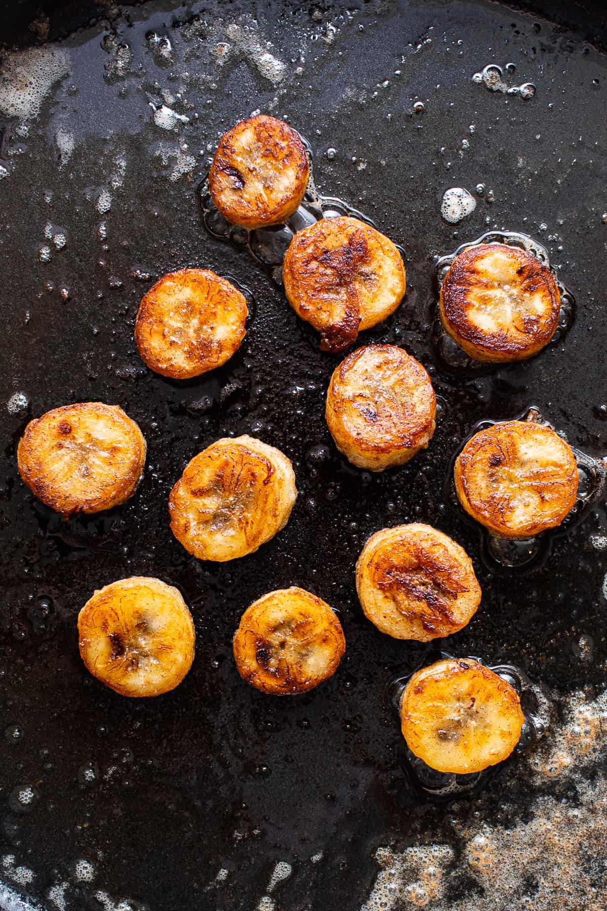 Caramelize the bananas in the pan.