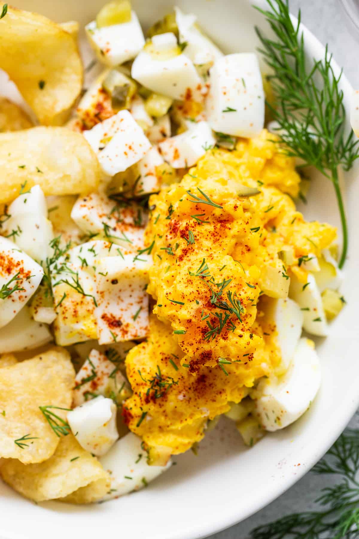 Deviled äggsallad toppad med färsk dill.