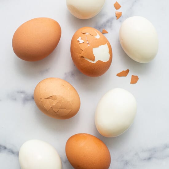 پوست کندن تخم مرغ برای سالاد تخم مرغ