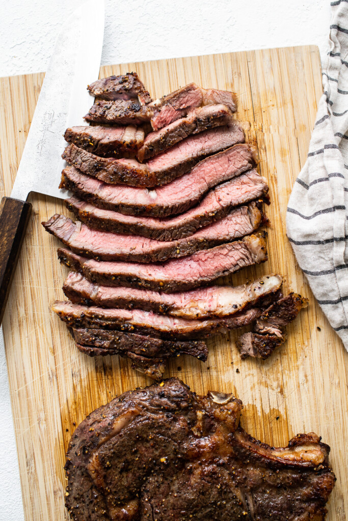 Bife fatiado da fritadeira a ar em uma tábua.