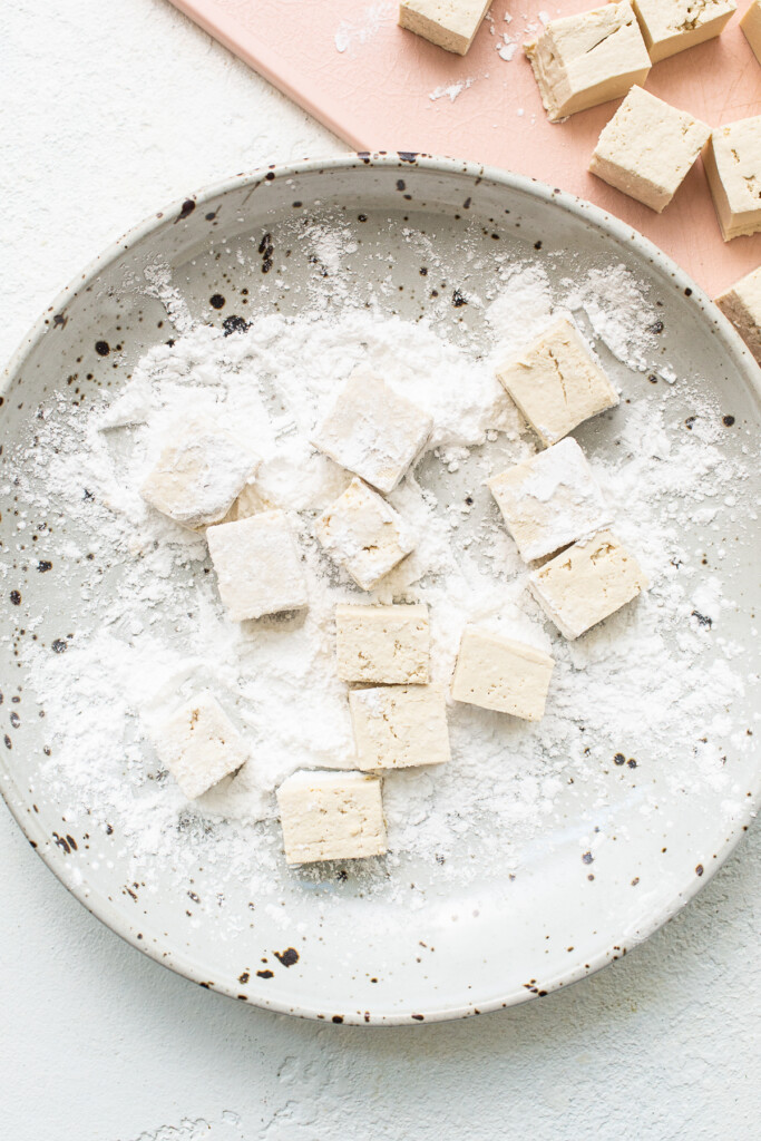 Turn tofu in cornstarch.