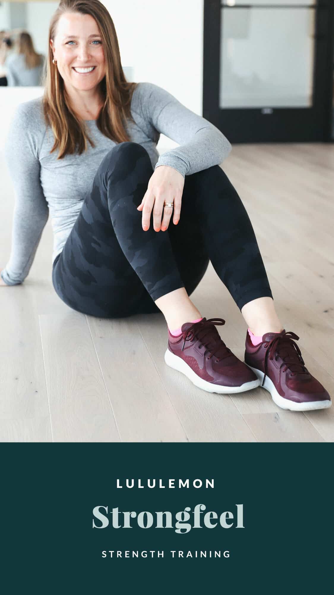 Mulheres sentadas no chão usando sapatos lululemon.