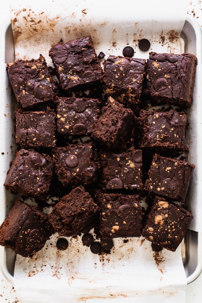 a pan filled with brownies covered in c،colate chips.