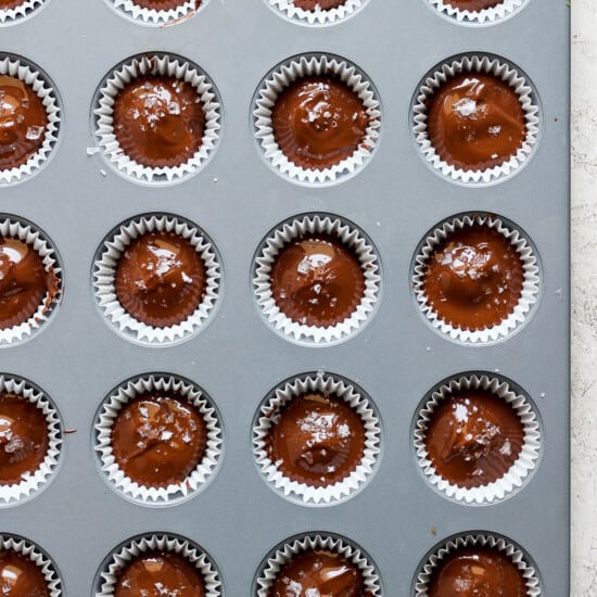 Sjokolade cupcakes i en muffinsform.
