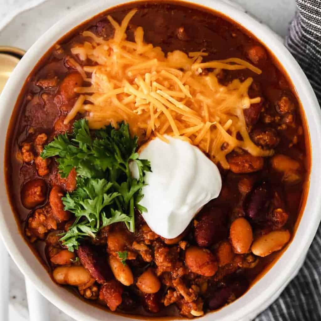 Instant cookware  chili with sour pick  and food  served successful  a achromatic  bowl.