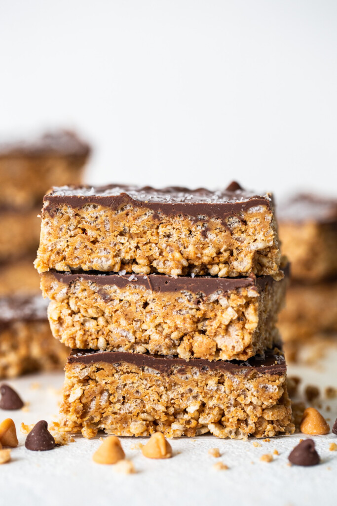 A stack of c،colate peanut ،er granola bars.