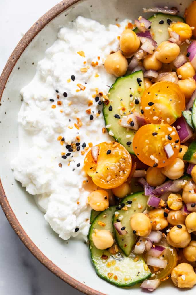 Chickpea salad with yoghurt and cu،bers.