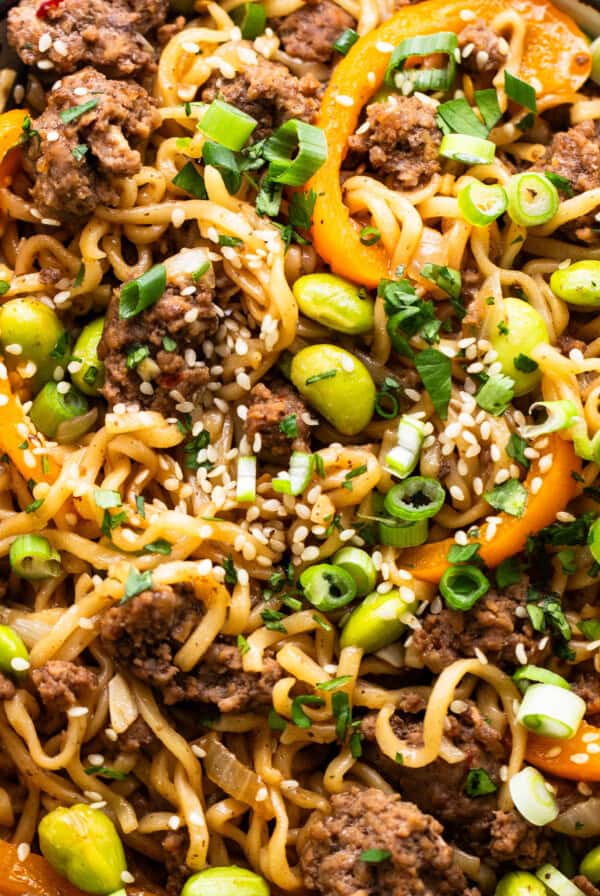 A bowl of noodles with meat and vegetables.