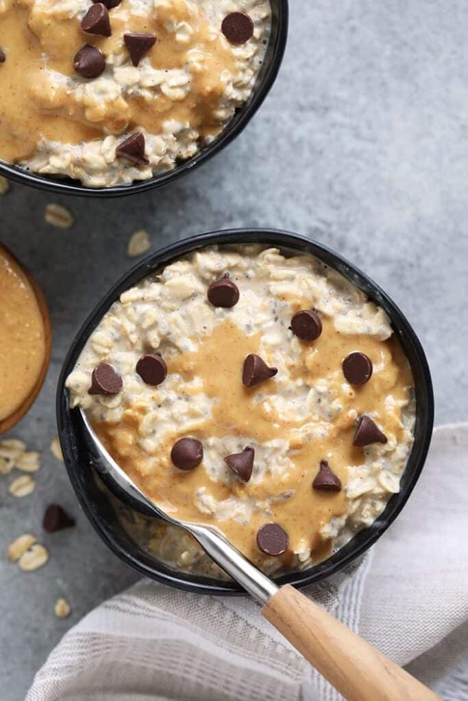 overnight oats with peanut ،er and c،colate chips